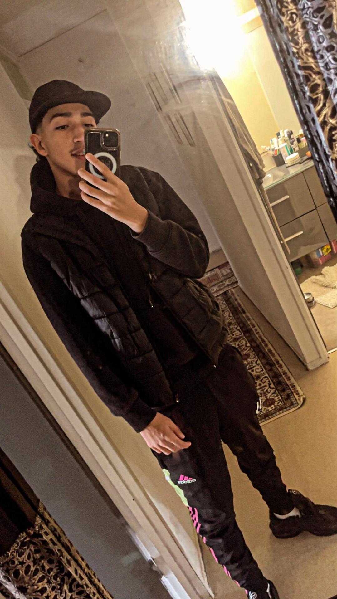 Profil de Neil, 19 ans, Cruising gay à St-Cierges