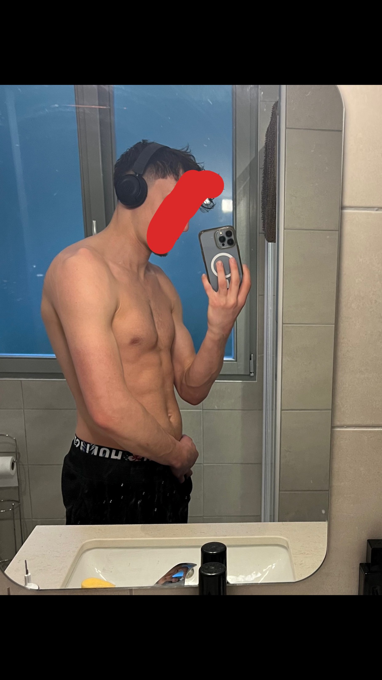 Profil de Mensah, 20 ans, Cruising gay à Gingins