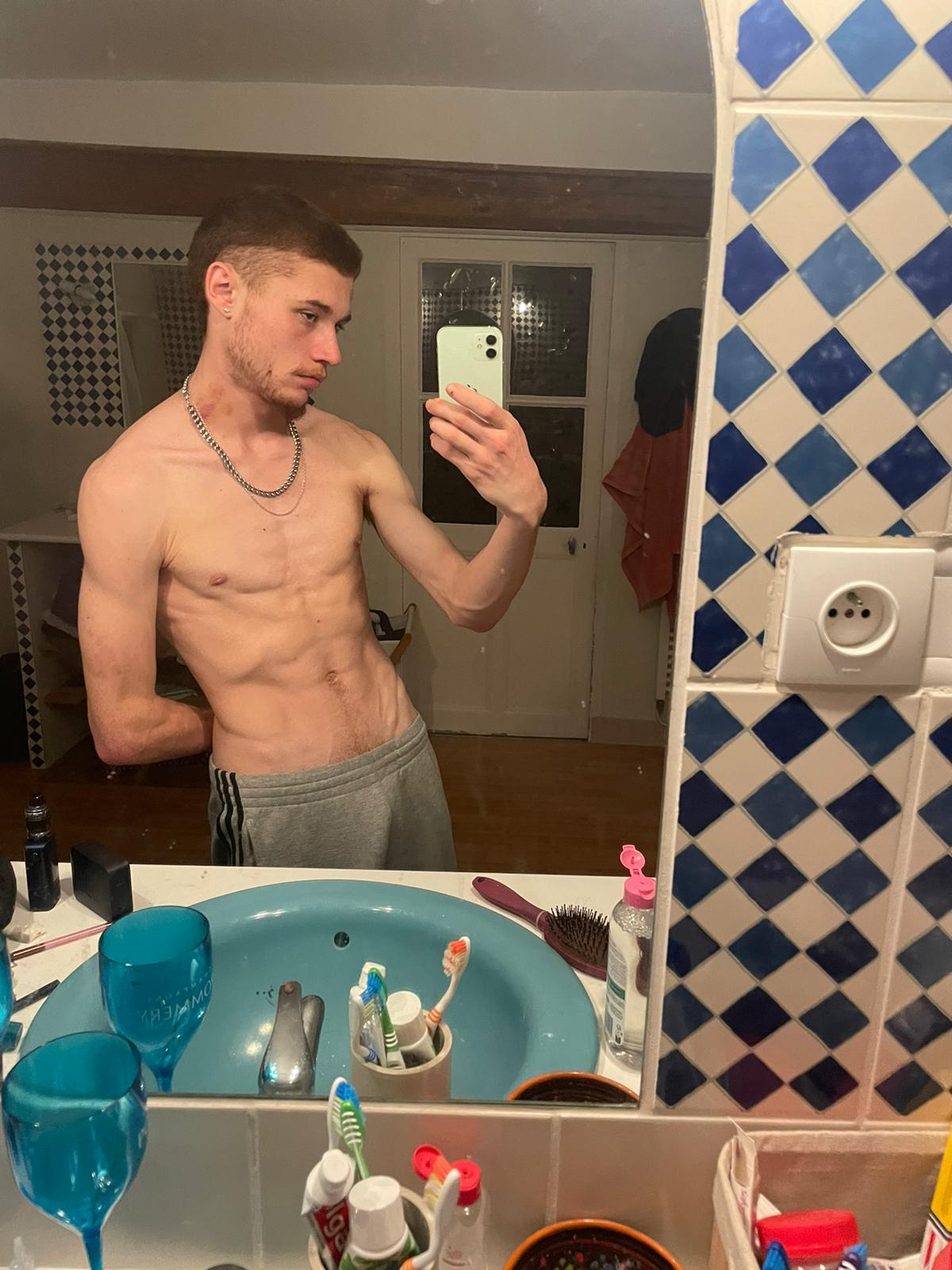 Profil de Clarens, 20 ans, Cruising gay à Onex
